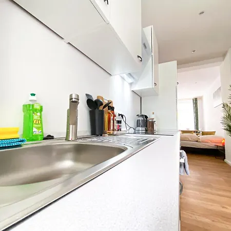 Freundliche Mit Regendusche, Kueche, Waschmaschine&trockner, Tv, Wlan Apartment Leipzig